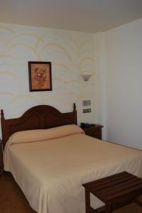 A bed or beds in a room at Hotel Heredero