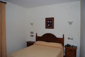 A bed or beds in a room at Hotel Heredero