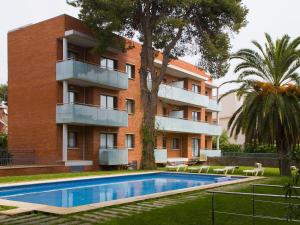 Bazén v ubytování SG Costa BCN Apartments nebo v jeho okolí