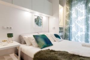 ジローナにあるCatedral Boutique Studioのベッドルーム1室(白いベッド1台、青い枕付)