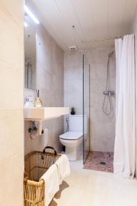 y baño con aseo, lavabo y ducha. en Catedral Boutique Studio, en Girona