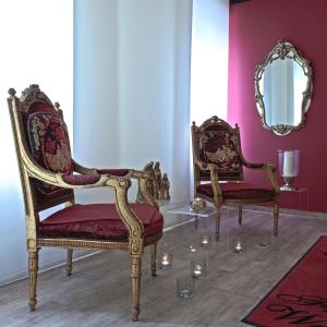 ルートヴィヒスブルクにあるHotel Rivieraの鏡付きの部屋の椅子