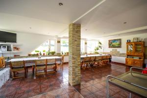 a large dining room with a table and chairs at Pensiunea Iozefina in Moieciu de Jos