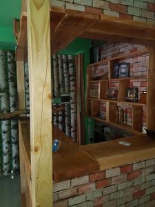 ein Spiegel in einem Zimmer mit einem Bücherregal in der Unterkunft Motel Medium in Bihać