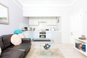 a living room with a couch and a kitchen at Edinburgh Near Centre Luxury Apartment in Edinburgh