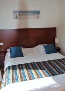 Ένα ή περισσότερα κρεβάτια σε δωμάτιο στο Hôtel Le Trécelin
