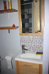 a bathroom with a sink and a mirror at Halte en Provence in Peyruis