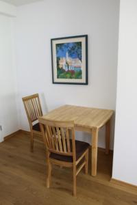 einen Holztisch und zwei Stühle in einem Zimmer in der Unterkunft Vlotho Apartment in Vlotho