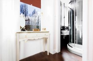 a white bathroom with a sink and a mirror at Edinburgh Near Centre Luxury Apartment in Edinburgh +25 photos