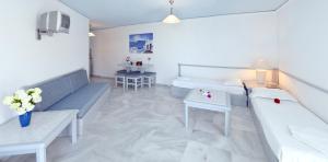 un soggiorno con divano e tavolo di Futura Hotel a Maleme