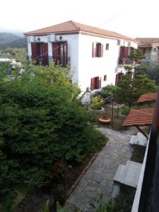 Le balcon offre une vue sur une maison. dans l'établissement Magdalini Studio, à Anaxos