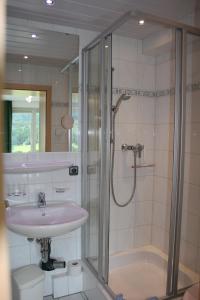 een badkamer met een wastafel en een douche bij Haus Bergfrieden in Berchtesgaden