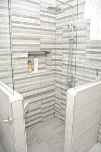 コスタ・テギセにあるCasa Meleraのバスルーム(ガラスドア付きのシャワー付)
