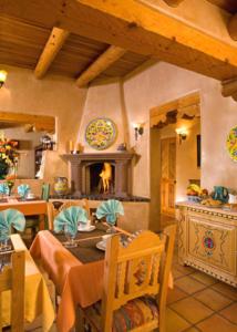 una sala da pranzo con tavolo e camino di El Farolito B&B Inn a Santa Fe