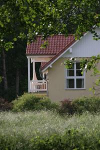 una piccola casa con tetto rosso e portico di Ferien in Himmelpfort a Himmelpfort
