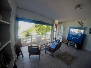 ein Wohnzimmer mit Blick auf einen Balkon in der Unterkunft Sea View Sirolo di Amedeo in Sirolo + 24 Fotos