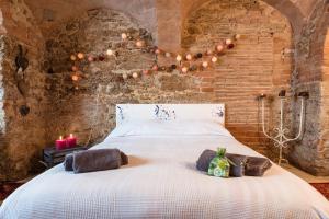 1 dormitorio con 1 cama grande y 2 toallas. en La Cantina di Bea e Bella en Casciana Terme