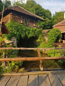 una valla de madera frente a una casa en Guest House Lisinski Raj en Despotovac