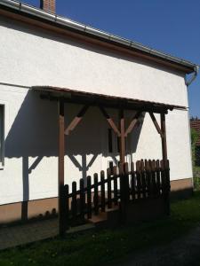 a wooden pergola on the side of a building at Ferienwohnung Zum Alten Dorfkrug in Schlemmin
