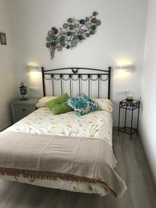 - une chambre avec un lit et 2 oreillers dans l'établissement Apartamento Aromas del Mercado, à Cadix