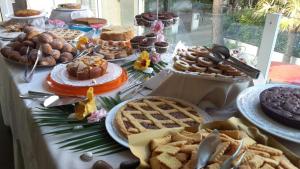 una mesa cubierta con muchos tipos diferentes de comida en Hotel Caribia Pinarella, en Cervia
