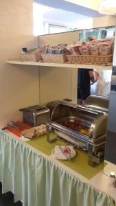 ein Tisch mit einem Buffet mit Speisen darauf in der Unterkunft Hotel Caribia Pinarella in Cervia