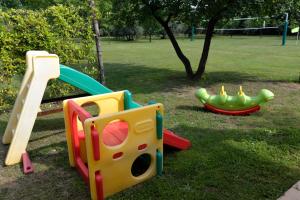um grupo de crianças brincam com equipamento num parque em Borgo Ai Lecci em Orentano