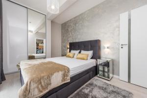 sypialnia z dużym łóżkiem i lustrem w obiekcie Luxury Apartments Marija w Sukošanie +37 zdjęć