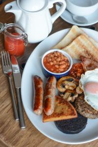 um prato de comida de pequeno-almoço com ovos, feijão de salsicha e torradas em Burntisland Sands Hotel em Burntisland