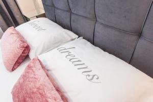 Łóżko lub łóżka w pokoju w obiekcie Luxury Apartments Marija