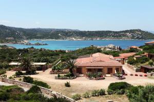 een luchtzicht op een huis en de oceaan bij Residenza Marginetto in La Maddalena