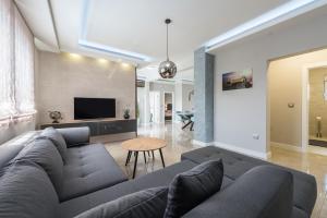 salon z kanapą i telewizorem w obiekcie Luxury Apartments Marija w Sukošanie