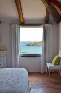 アルツァケーナにあるVilla Pereroのベッドルーム1室(海の景色を望む窓付)