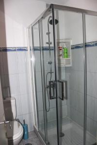 コティージョにあるApartamento Cotilloのバスルーム(ガラス張りのシャワー、トイレ付)