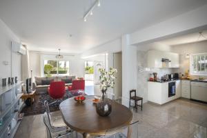 Η κουζίνα ή μικρή κουζίνα στο Villa Serene