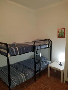 Tempat tidur susun dalam kamar di Barcelona Apartments Rental