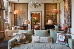 uma sala de estar com um sofá azul com almofadas em Grove of Narberth em Narberth