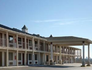 un gran edificio con muchas ventanas y un techo en Park Hill Inn and Suites, en Oklahoma City