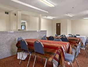 Una sala de conferencias con una mesa y sillas. en Park Hill Inn and Suites, en Oklahoma City