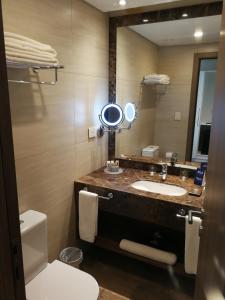 Kupaonica u objektu Paseo La Galería Hotel & Suites