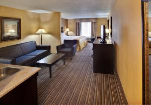 una camera d'albergo con divano e letto di Holiday Inn Express Hotel & Suites Council Bluffs - Convention Center Area, an IHG Hotel a Council Bluffs