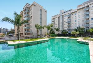una piscina frente a dos edificios altos en Nuevo Rincon, en Rincón de la Victoria