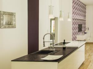 une cuisine avec un évier et un comptoir dans l'établissement Basilica Apartments, à Budapest 33 autres photos