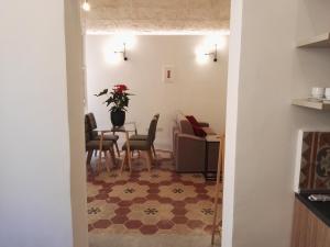 une salle à manger avec une table et des chaises dans l'établissement Zoe 1 by Vallettastay, à La Valette