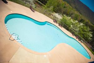 Výhled na bazén z ubytování Country Hideaway at Mountain Lakes Resort nebo okolí