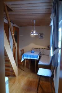 une salle à manger avec une table bleue et un escalier dans l'établissement Jocklerturm, à Sulzfeld am Main