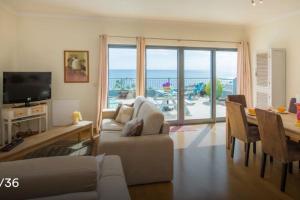 Una sala de estar con vista al mar. en TRIPLEX TERRASSE VUE EXCLUSIVE SUR L OCÉAN ,WIFI, en Santa Cruz
