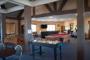 una sala con tavolo da biliardo e da ping pong di Country Hideaway at Mountain Lakes Resort a Cleveland