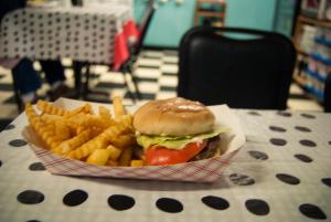 un hamburger e patatine fritte su un tavolo di Country Hideaway at Mountain Lakes Resort a Cleveland