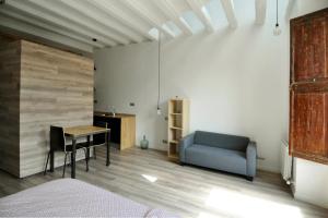 a living room with a blue couch and a table at apartamento en el centro in Vilanova i la Geltrú